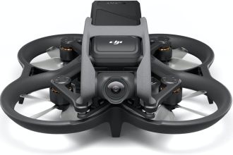 DJI Avata - Drone UAV quadricoptère, vue subjective, vidéo stabilisée 4K, FOV 155°, protection d’hélice, transmission HD faible latence, freinage d’urgence, vol stationnaire, noir