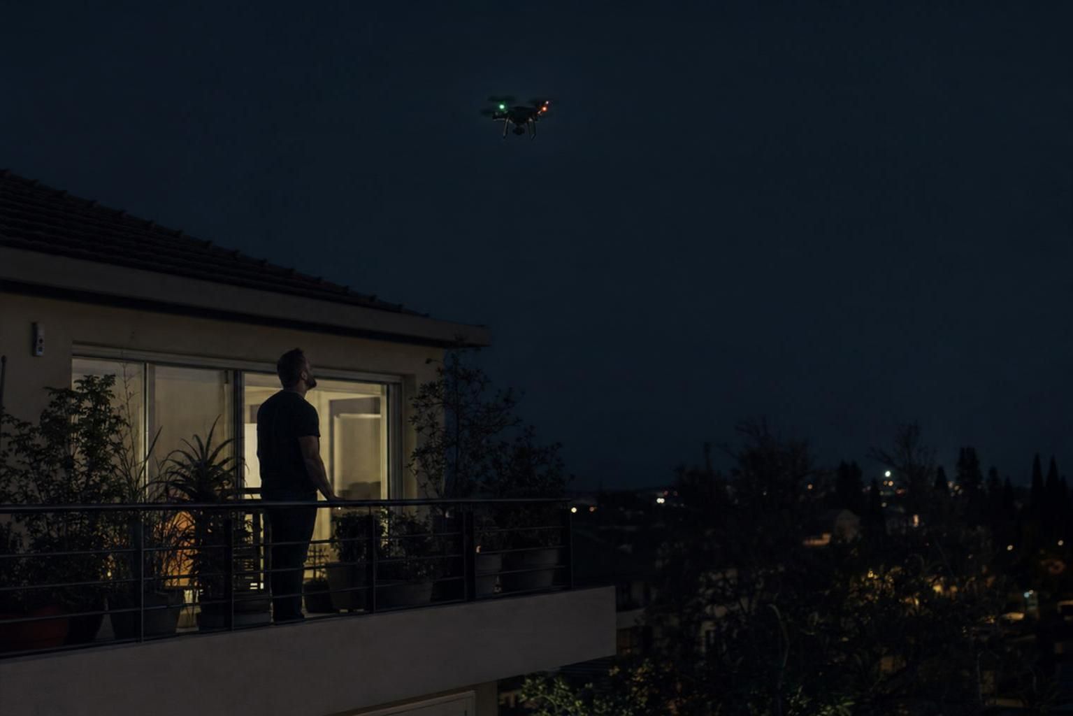 Comment réagir efficacement lorsqu'un drone survole votre propriété - Meilleurs Drones découvrez les étapes clés pour réagir efficacement lorsqu'un drone survole votre propriété et protégez votre vie privée en toute légalité.