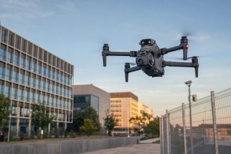 découvrez quelles assurances sont essentielles pour piloter un drone professionnel en toute légalité et protéger vos vols contre les risques.
