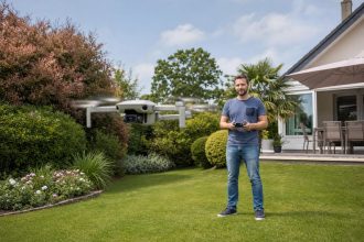 découvrez si vous avez le droit de piloter un drone dans votre jardin en respectant la réglementation en vigueur et les règles de sécurité.