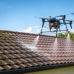 découvrez comment le nettoyage de toiture par drone combine efficacité et innovation pour protéger et prolonger la vie de votre toit en toute sécurité.