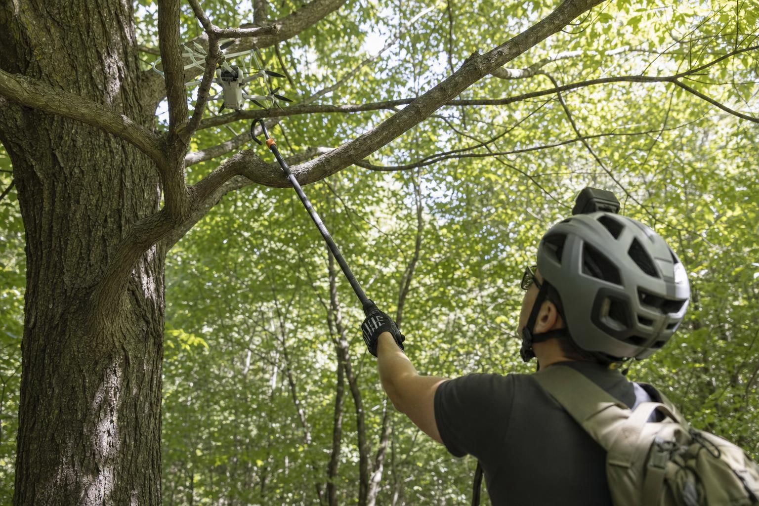 découvrez des méthodes efficaces et des conseils pratiques pour libérer facilement un drone coincé dans un arbre, tout en évitant d'endommager votre appareil.