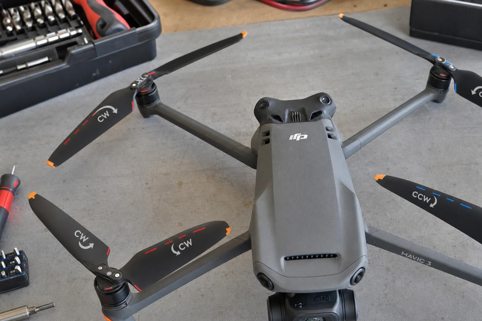 Comment remplacer facilement les hélices de votre drone : le guide complet - Meilleurs Drones découvrez comment remplacer facilement les hélices de votre drone grâce à notre guide complet, étape par étape, pour assurer des vols en toute sécurité et prolonger la durée de vie de votre appareil.