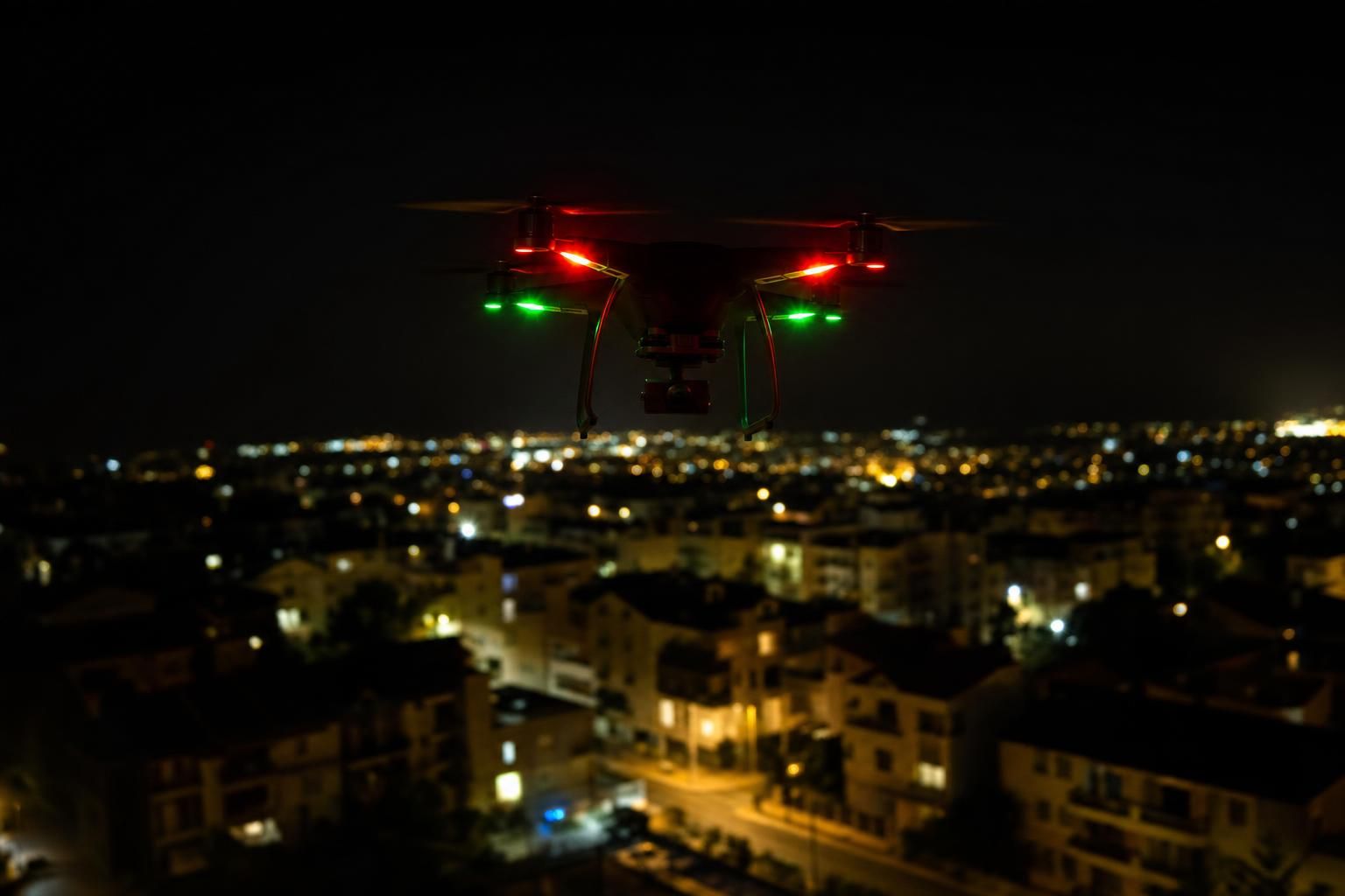 Comment repérer et reconnaître un drone dans le ciel nocturne ? - Meilleurs Drones découvrez comment identifier facilement un drone dans le ciel nocturne grâce à nos conseils pratiques et astuces pour reconnaître ses caractéristiques distinctives.