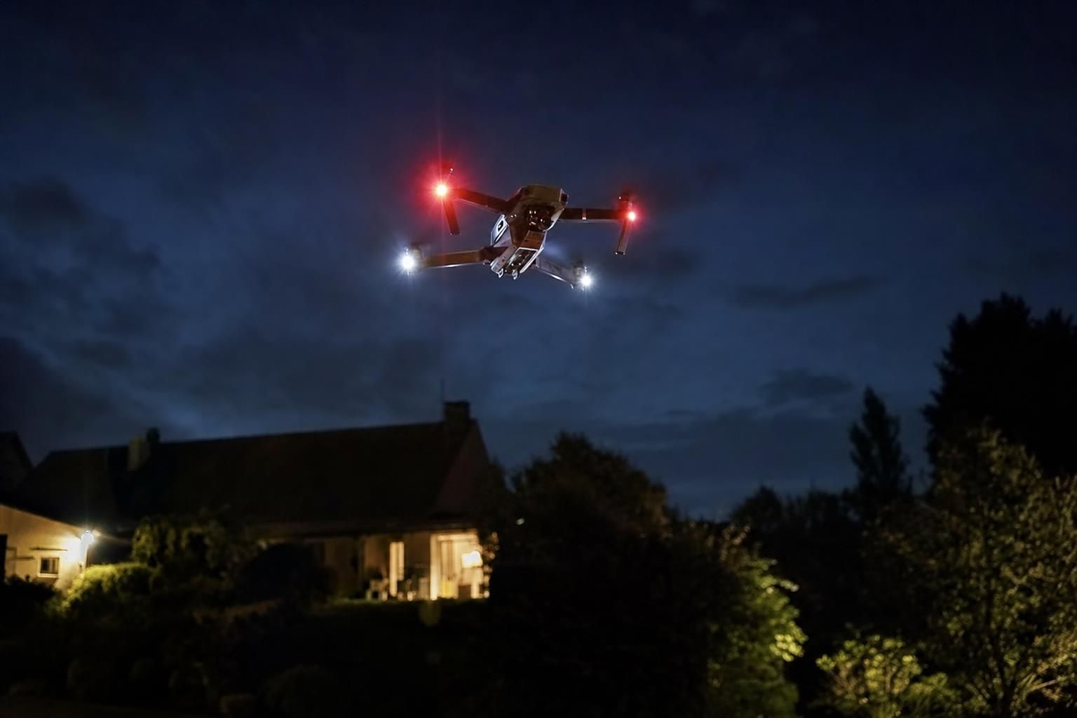 Comment repérer et reconnaître un drone dans le ciel nocturne ? - Meilleurs Drones découvrez comment repérer et reconnaître un drone dans le ciel nocturne grâce à nos conseils pratiques et astuces pour mieux observer ces appareils volant de nuit.
